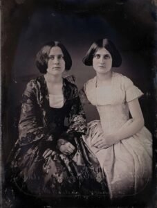 Kate e Maggie Fox in un dagherrotipo del 1852